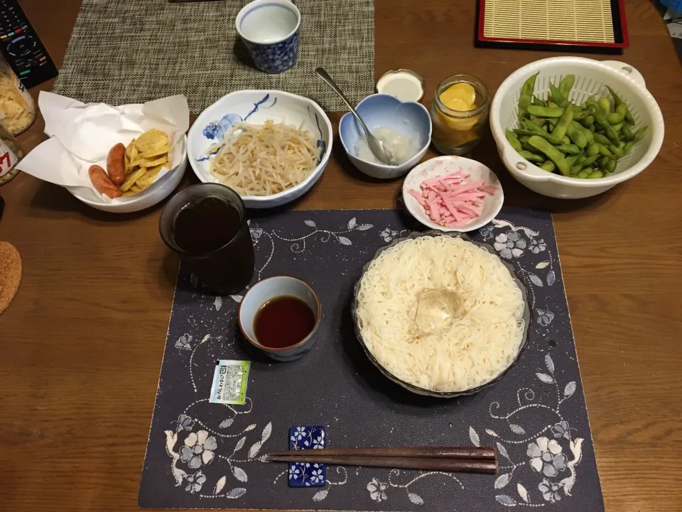 そうめん、茹でて冷やしたもやし,刻みスライスロースハム,大根おろし、新じゃがいも揚げ、ウインナー揚げ、枝豆、沢庵、六条麦茶(昼飯)|enarinさん