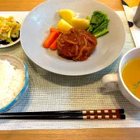 夜ご飯
＊ごはん
＊ハンバーグ•付け合わせ
＊コンソメスープ
＊キャベツと卵のサラダ|さっちんさん