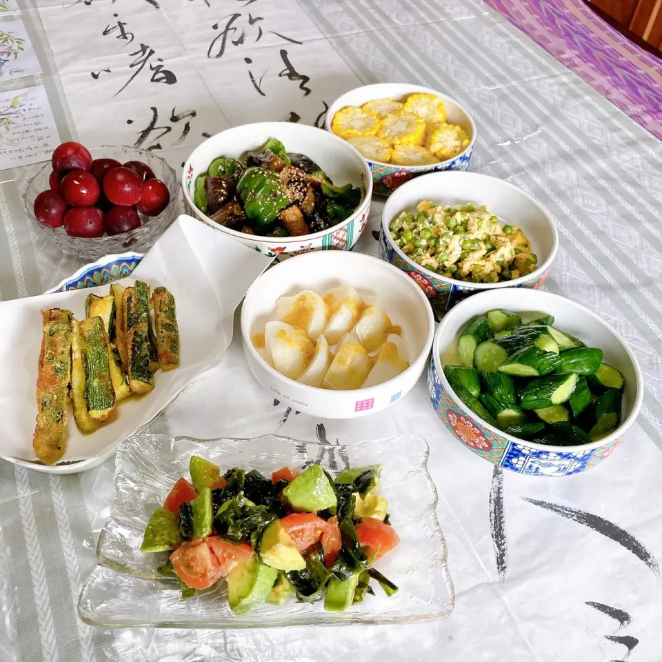 grandmaの晩ごはん☆ 今日のランチはズッキーニの唐揚げ
茄子のピーマンの味噌炒め､グリーンピースの玉子とじ､玉ねぎの田楽に梅ダレを、スイートコーン🌽の白だし漬け、アボカド🥑とトマト🍅のナムル、きゅうりのワサビ漬け…デザートはお持たせのパイナップルで…
お昼も夜も同じものやけど…
美味しく頂きます|kaoriさん