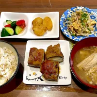 厚揚げのチーズ肉巻き　きのこと揚げの味噌汁　もやしと卵のツナポン炒め　新じゃがの甘辛煮　トマトときゅうりの和風レモン和え|おさむん17さん