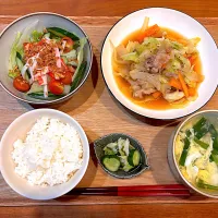 夜ご飯(野菜炒め、カニカマサラダ、きゅうりとキャベツの浅漬け、ニラたまスープ)|cocomikaさん