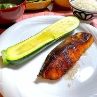 鮭の塩麹ムニエルたズッキーニバター|ゼニコさん