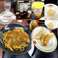 麻婆茄子焼きそば🍆　Ｓ餃子🥟　マンゴーラッシー🥭　胡麻団子🍡|るみおんさん