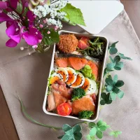 7/3❤︎主人の紅鮭照り焼きチキンのっけ丼弁当🌱

＊紅鮭
＊照り焼きチキン
＊半熟たまご
＊メンチカツ
＊のっけ丼
＊ほうれん草の胡麻和え|Makinsさん
