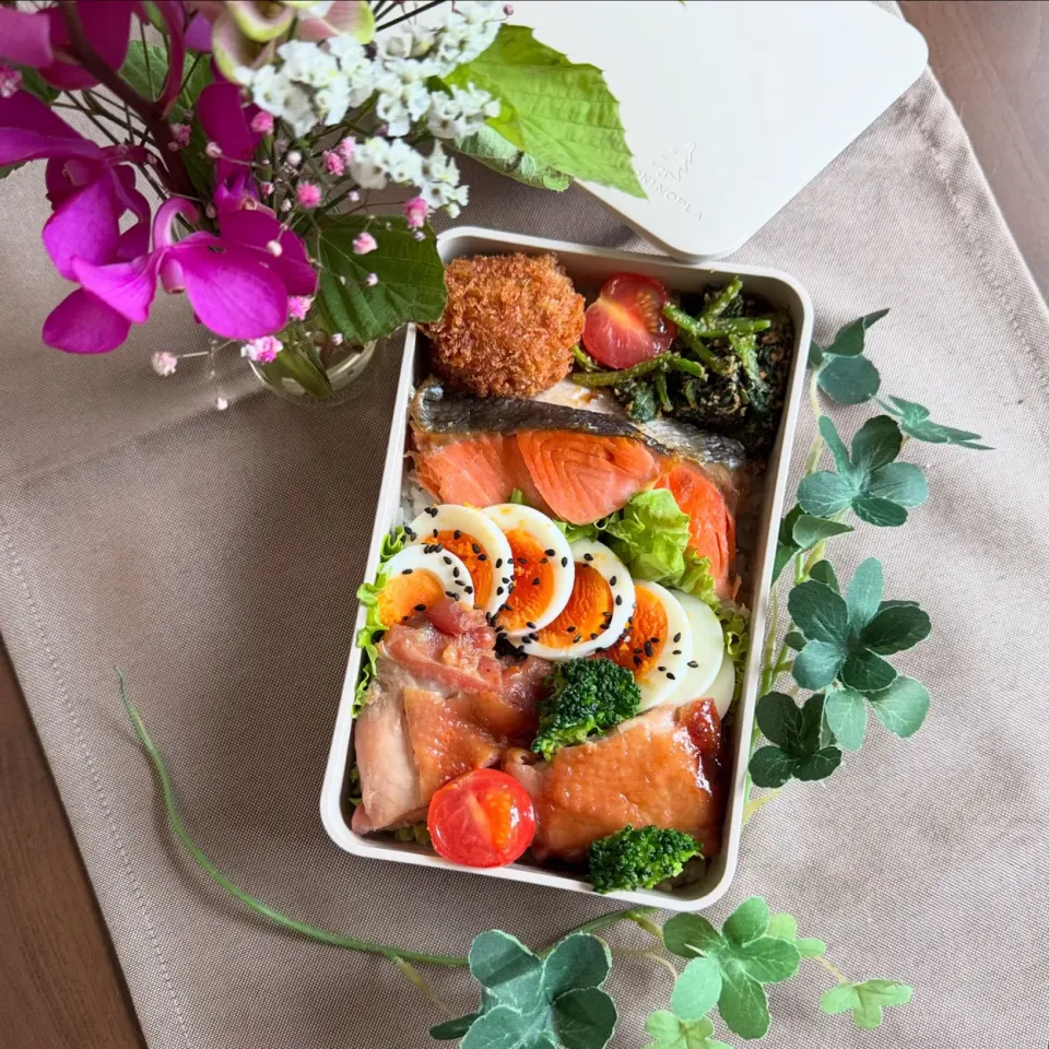 7/3❤︎主人の紅鮭照り焼きチキンのっけ丼弁当🌱

＊紅鮭
＊照り焼きチキン
＊半熟たまご
＊メンチカツ
＊のっけ丼
＊ほうれん草の胡麻和え|Makinsさん