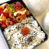 おっさん弁当　トマト　漬け物　目玉の親父　ソーセージ　焼きそば　おにぎり|ひげおやじさん