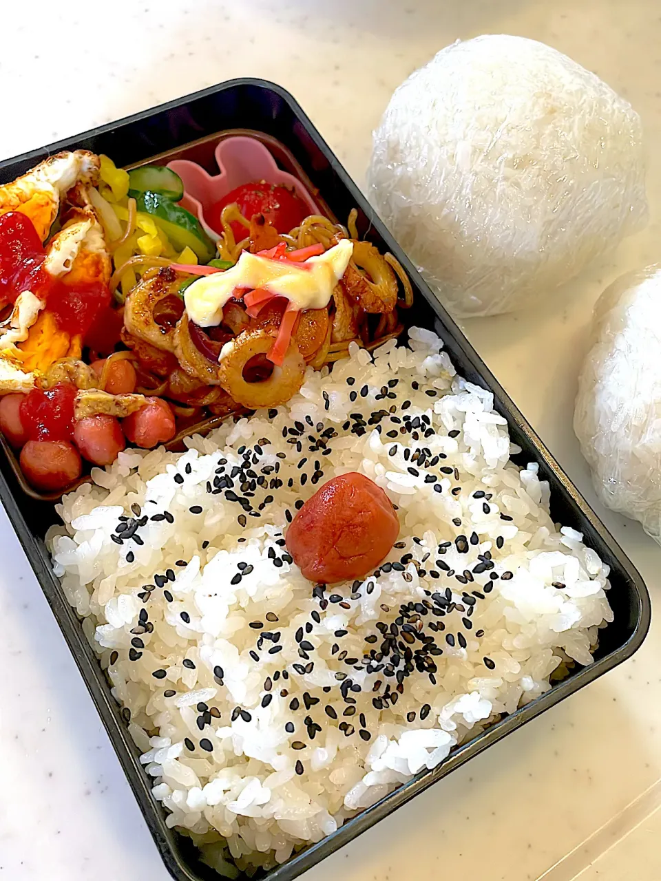 おっさん弁当　トマト　漬け物　目玉の親父　ソーセージ　焼きそば　おにぎり|ひげおやじさん