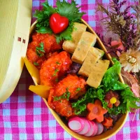 エビチリ弁当
　エビチリ
　シャウエッセン
　だし巻きたまご
　季節のお野菜
美味しくできました✨|ふかふかごはんさん