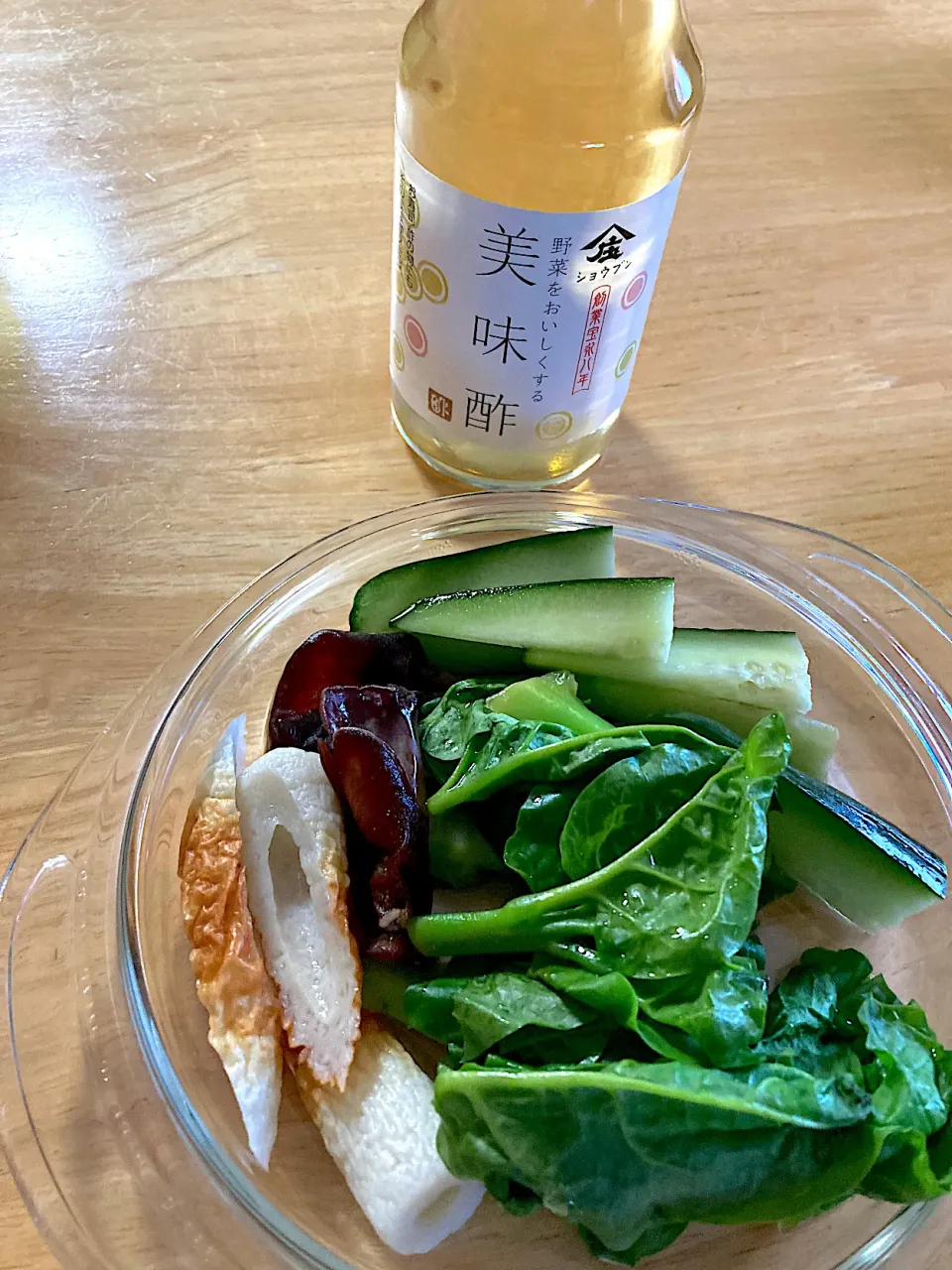 職場で貰った美味酢をドレッシングにしたサラダ🌱|さくたえさん