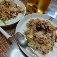 豚こまと玉ねぎ小松菜、オイスターソース炒めご飯です✨コチュジャンと胡麻を添えて🍀|rikako♪。.:＊さん