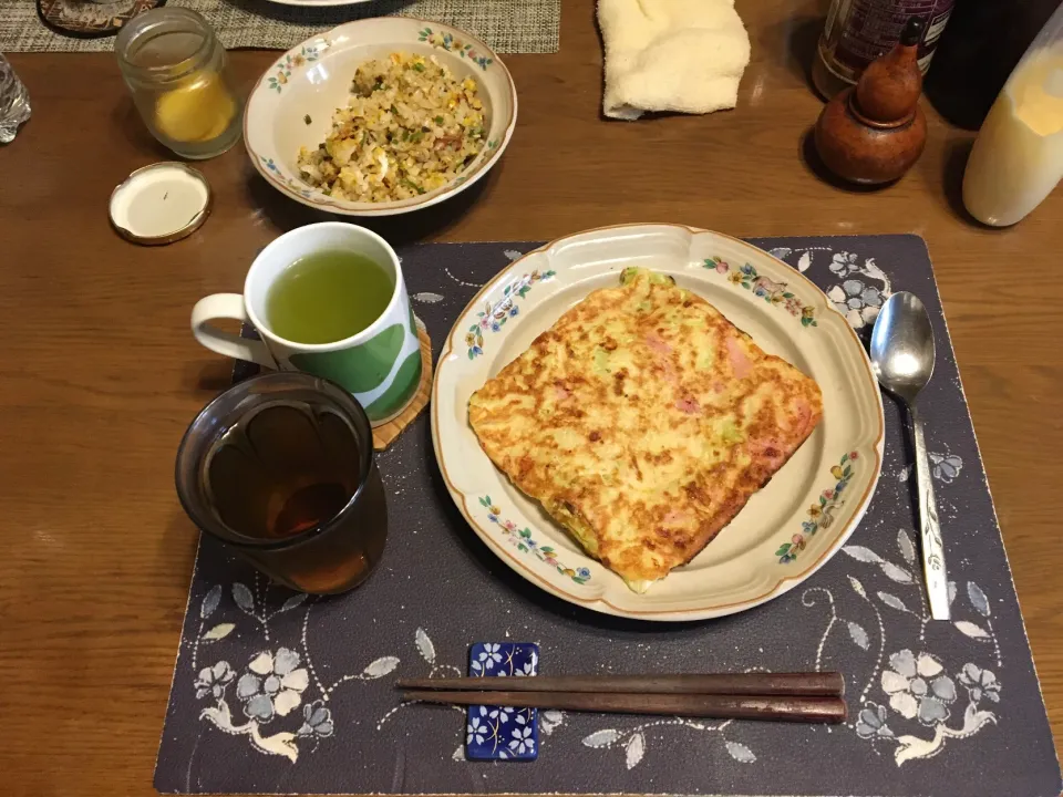 玉子焼きフライパンで焼いた四角いお好み焼き、炒飯、沢庵、熱い日本茶、六条麦茶(昼飯)|enarinさん