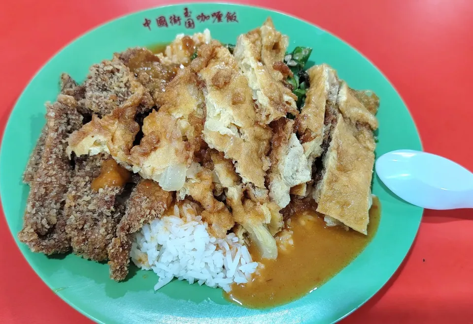 Curry rice with onion egg, pork chops, lady finger stir-fry 😋|🍒lynnlicious🍒さん