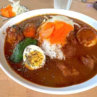 ハードスープカレーと大辛チキンのあいがけ🍛🌶️🔥味玉トッピング🥚ピクルスマシマシ🥒|buhizouさん