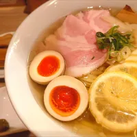 【TRYラーメン大賞2021-2022 
新店・しょうゆ部門5位】
【期間限定】
支那蕎麦 澤田 
冷やし昆布水らーめん 白
(1,300円) 
＋メンマ (別皿、200円)
＋柚子胡椒 (別皿、無料)
＠新宿御苑前3分 
(JR新宿駅から徒歩18分) 
25177
〈醤92塩26噌󠄀15タ7昆9出8F10
冷9混1| 大脇さん
