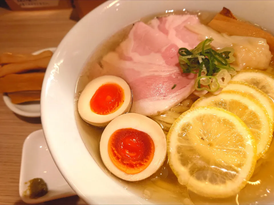 【TRYラーメン大賞2021-2022 
新店・しょうゆ部門5位】
【期間限定】
支那蕎麦 澤田 
冷やし昆布水らーめん 白
(1,300円) 
＋メンマ (別皿、200円)
＋柚子胡椒 (別皿、無料)
＠新宿御苑前3分 
(JR新宿駅から徒歩18分) 
25177
〈醤92塩26噌󠄀15タ7昆9出8F10
冷9混1|大脇さん