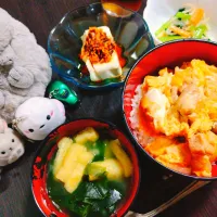 親子丼、わかめと油揚げの味噌汁、もやしと人参と小松菜のわさびナムル、ラッコ|サトリさん