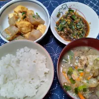厚揚げとこんにゃくの煮物、豚汁、りゅうきゅう、ごはん|よっちびやばんぶーさん