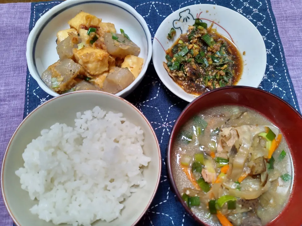 厚揚げとこんにゃくの煮物、豚汁、りゅうきゅう、ごはん|よっちびやばんぶーさん