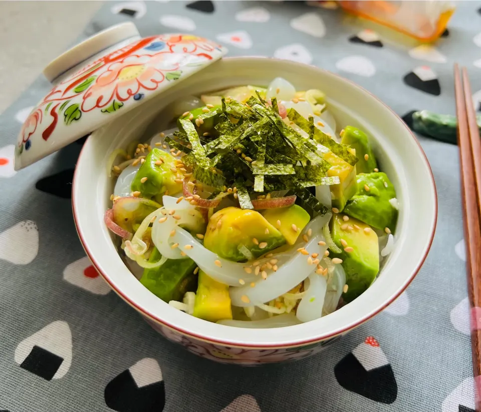 「イカとアボカドの乗っけ丼」|バシュランさん
