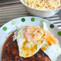 目玉焼き載せハンバーグとキャベツ千切り(´・ω・｀)|時雨さん