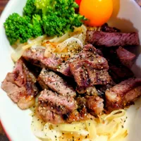 ステーキを焼き一口サイズにカット|橘葵さん