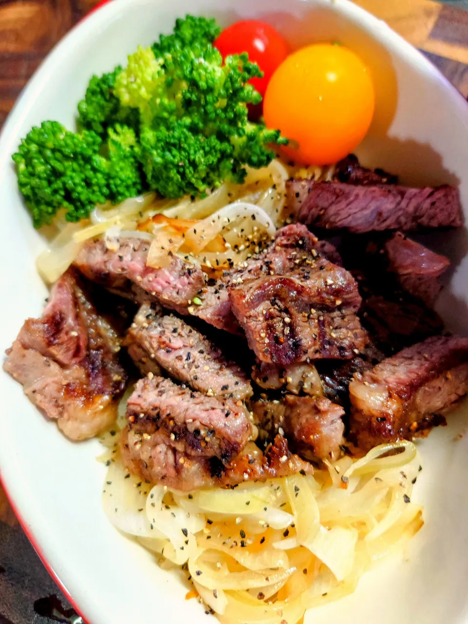 ステーキを焼き一口サイズにカット|橘葵さん