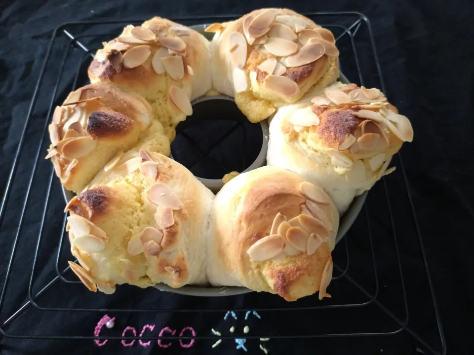 アーモンドクリームロールちぎりパン✨|cocco+さん