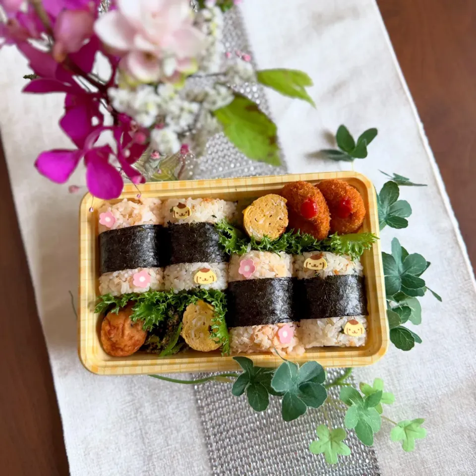 7/4❤︎主人のおにぎり弁当🍙🍃

＊ 鮭フレークおにぎり
＊ 焼き鯖と大葉おにぎり
＊ たまご焼き
＊ ひじきのふんわり揚げ
＊ チキンカレーカツ
＊ ほうれん草の胡麻和え|Makinsさん
