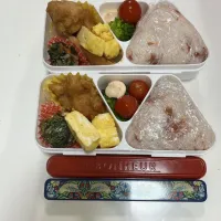 パパ弁と母弁☆プチトマト☆ブロッコリー☆唐揚げ☆鮭☆卵焼き☆ほうれん草のお浸し☆梅混ぜ込みおにぎり（中にも梅干し）| Saharaさん