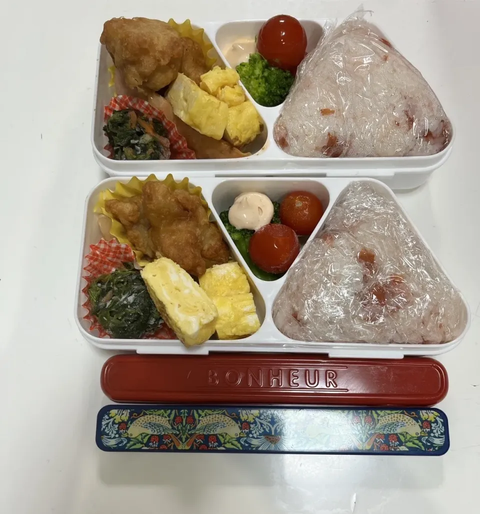 パパ弁と母弁☆プチトマト☆ブロッコリー☆唐揚げ☆鮭☆卵焼き☆ほうれん草のお浸し☆梅混ぜ込みおにぎり（中にも梅干し）|Saharaさん