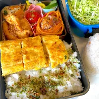 おっさん弁当　卵焼き　ササミの甘辛煮　パスタ　俺のチンピラ　トマト　漬け物　キャベツ　おにぎり