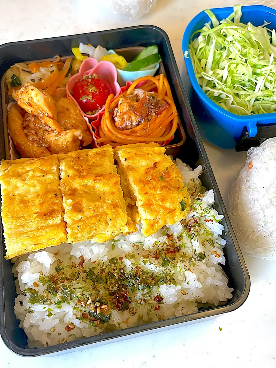 おっさん弁当　卵焼き　ササミの甘辛煮　パスタ　俺のチンピラ　トマト　漬け物　キャベツ　おにぎり|ひげおやじさん