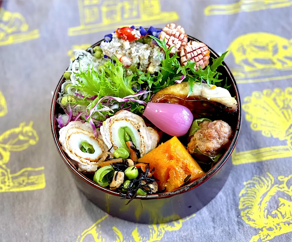 ししとう肉詰め、ちくわ薄揚げ豚肉巻き、ただ茶豆の卯の花、ひじき煮|めみさん