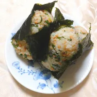 7/3の夜勤弁当
鶏そぼろと青じその混ぜ込みおにぎり🍙| 卯月さん