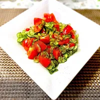 夏バテ予防にぴったり！トマト🍅ときゅうり🥒のひんやり一品

火を使わず、切るだけの簡単レシピ。とっても手軽に作れます♪

【材料】
	•	トマト🍅…3個
	•	きゅうり🥒…2本

【味付け】
	•	オリーブオイル…大さじ3
	•	レモン汁（または酢）…大さじ2
	•	塩…少々
	•	粗びき黒こしょう…少々

【作り方】

	1.	きゅうりをスライサーで輪切りにし、塩少々をふって軽く塩もみします。

	2.	きゅうりを漬けている間に、トマトをざく切りにしてボウルに入れておきます。

	3.	塩もみしたきゅうりは水で洗わず、手で軽く水気をしぼってトマトの入ったボウルに加えます。

	4.	塩・こしょう・レモン汁（または酢）を加え、オリーブオイルをまわしかけ、スプーンで全体をやさしく混ぜます。

	5.	冷蔵庫で30分〜1時間ほど冷やせば完成！ひんやり冷たいほうが美味しく召し上がれます。|Hi-Niさん