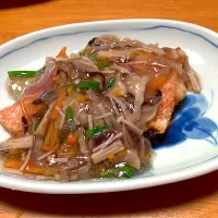 昨日とダブりますが【赤魚の竜田揚げ和風あんかけ】明日から留守にするので別の料理に使った赤玉ねぎの半分を使って、材料使い切る為に似た様なメニューに|🐈⸒⸒⸒⸒つるのダンス🐈🐾さん