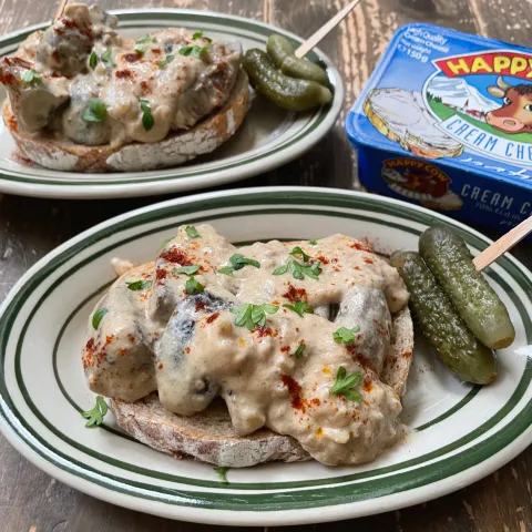 「ハッピーカウクリームチーズ　プレーン・ハーブ」を使ってみたSnapdishの料理・レシピ写真:ビーフストロガノフのオープンサンド