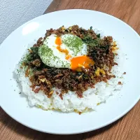 【自作簡単🎯】フレッシュバジルと温卵のドライカレー②|Falco*さん