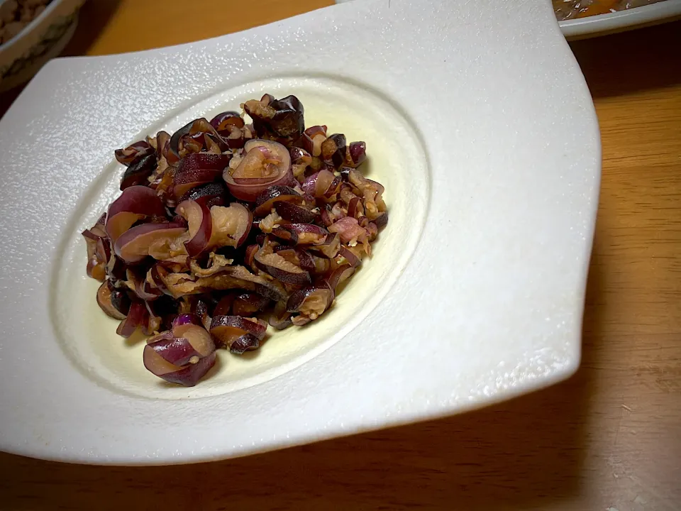コレも超簡単料理の【茄子の塩揉み】コレだけでご飯が何杯でも食べられる夏の定番郷土料理です 長なすの間引きなすがまだ細くて塩揉みに丁度良かったので5本全部塩揉みにしました|🐈⸒⸒⸒⸒つるのダンス🐈🐾さん