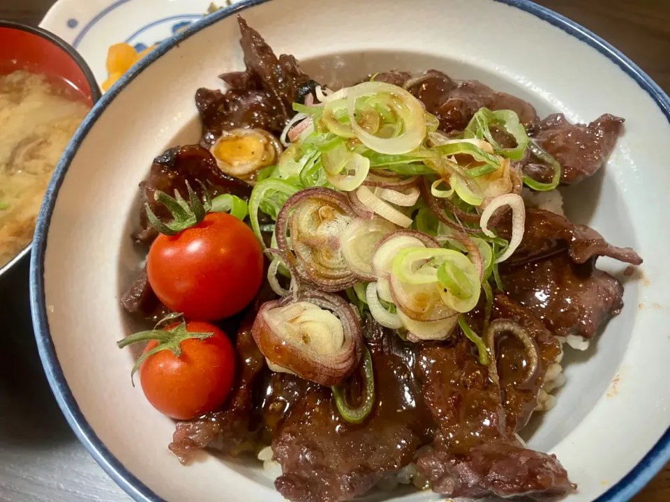 牛ステーキ(っぽい)丼|tatsuponさん