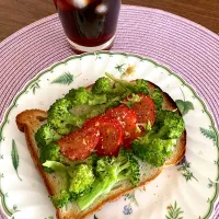 土曜の疲れた朝に爽やか🥦🍅のオリーブオイルかけトースト🍞|keitanさん
