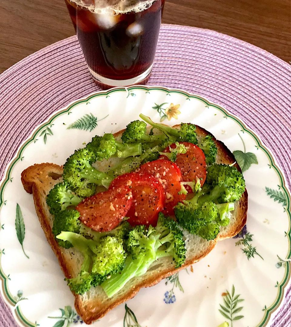 土曜の疲れた朝に爽やか🥦🍅のオリーブオイルかけトースト🍞|keitanさん