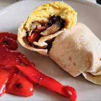Scrambled eggs mushrooms red peppers wrap ~Saturday Brunch|🍒lynnlicious🍒さん