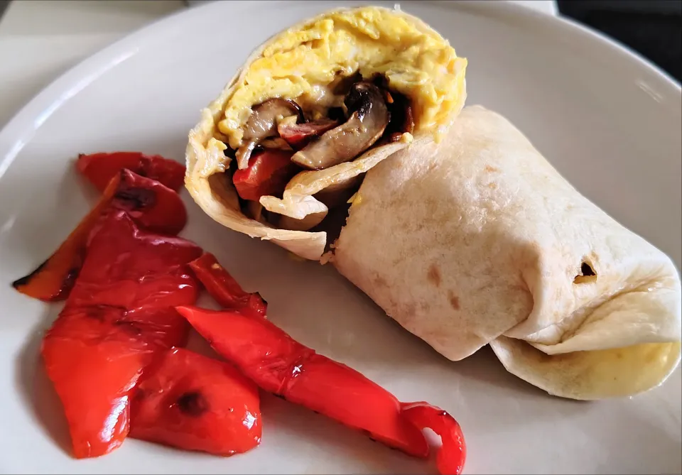 Scrambled eggs mushrooms red peppers wrap ~Saturday Brunch|🍒lynnlicious🍒さん