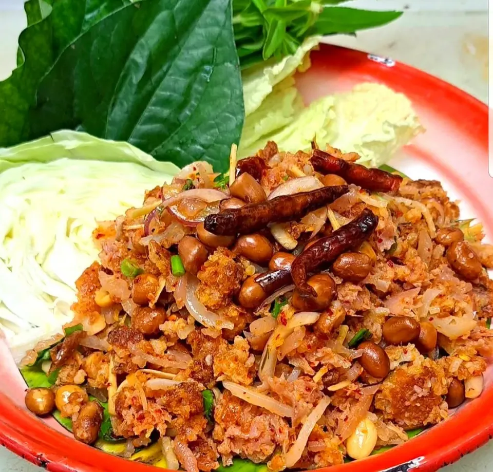 Spicy Fermented Pork & Crispy Rice Salad (ยำแหนมทรงเครื่อง) 🤤|An'leeさん
