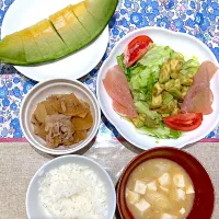 昨日の残りに追加してアボカドサラダにメロン🍈|おしゃべり献立さん