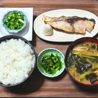 今日の朝ごはんは家（ごはんは北海道産ななつぼし、ぶりの塩焼、納豆、小松菜とぶなしめじとわかめのみそ汁、京菜漬）|Mars＠釜飯作り研究中さん