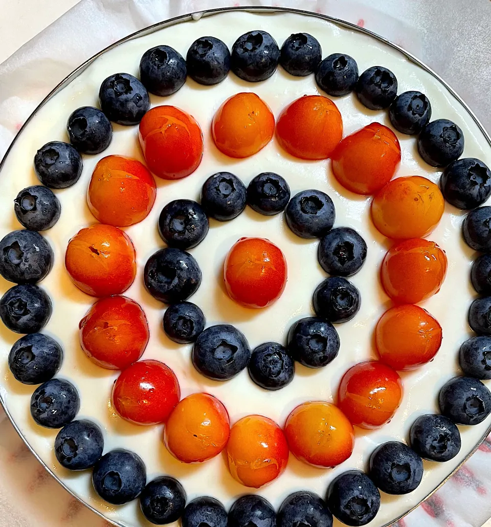 ブルーベリーとさくらんぼのチーズケーキ(カット前)🫐🍒|DKさん