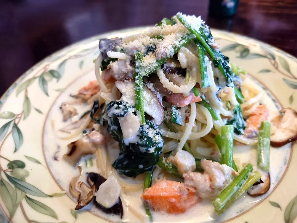 茸、鮭とほうれん草のクリームパスタ(^_^)ﾉ|しーPaPaさん