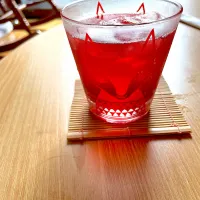 たぶん前のうちで作ったんじゃ無いか，と思われるダークチェリーのシロップの炭酸わり。シロップのはずが，ビネガーに。|ぽんぽこまめだ。さん